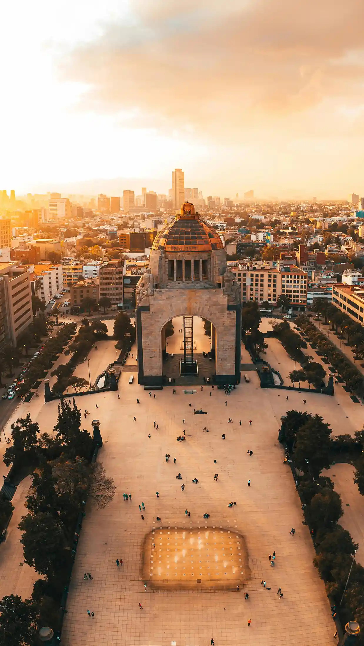 Monumento a la Revolución y Puerta Reforma